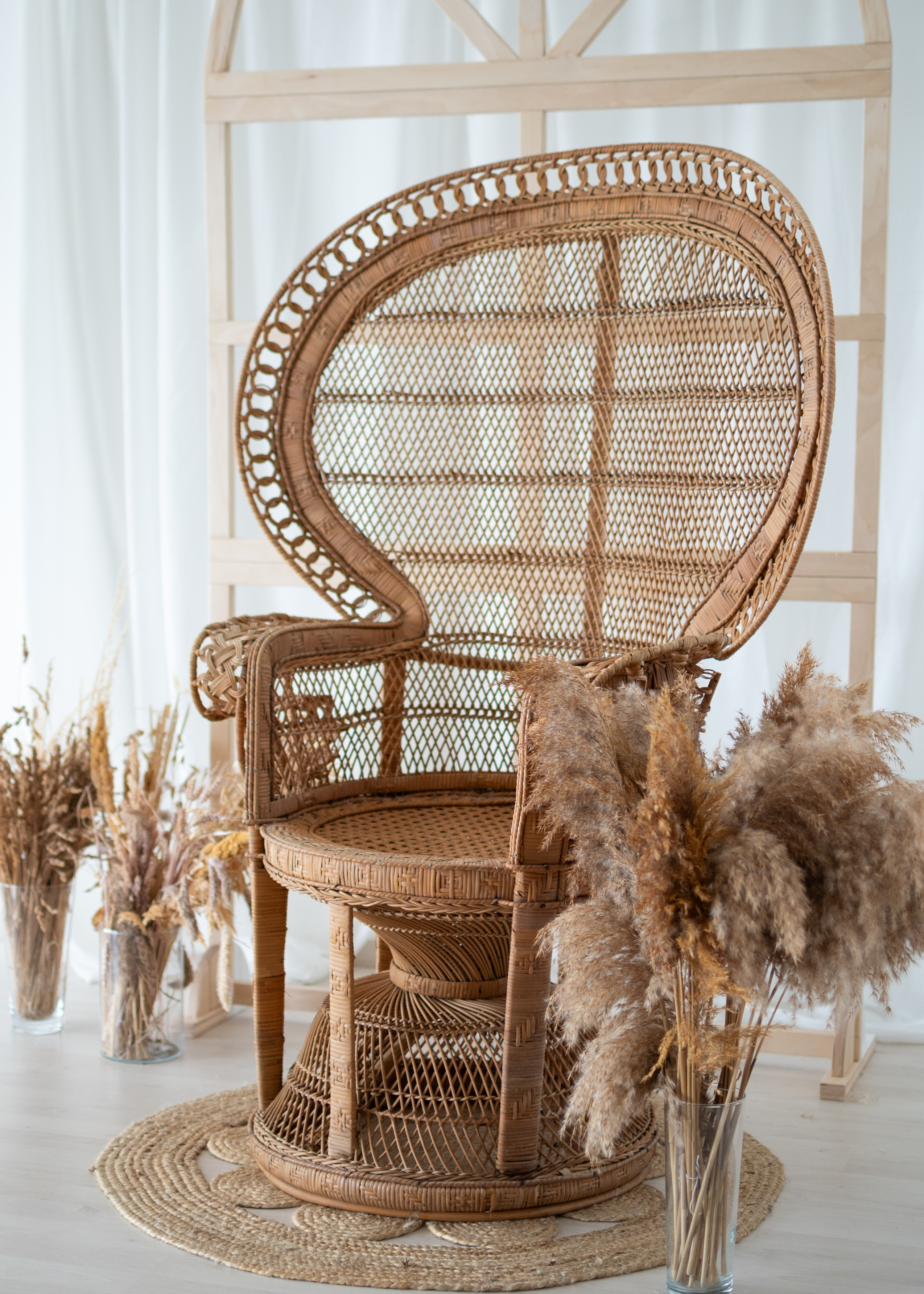 Helles Studio-Set mit Rattanstuhl