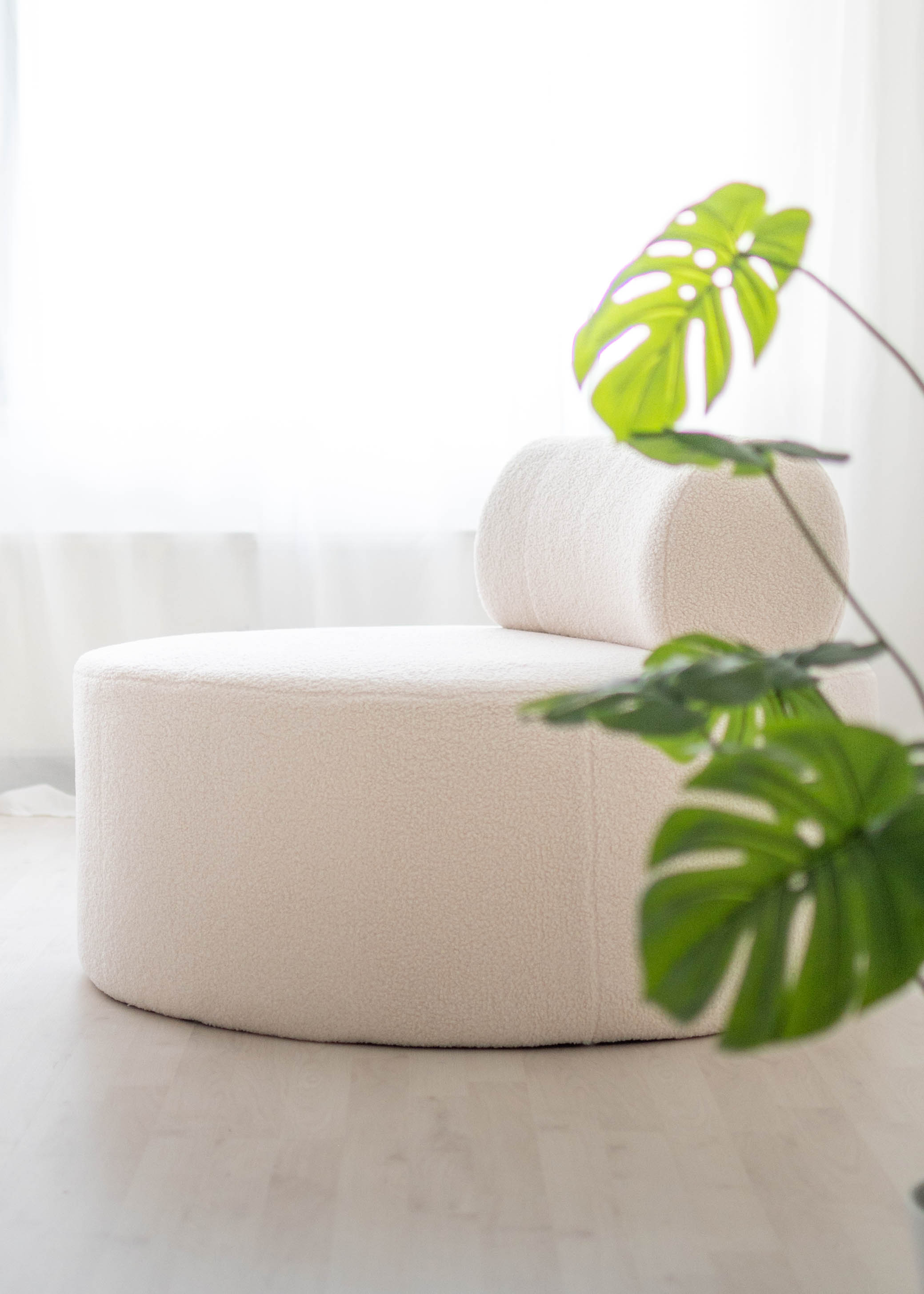 Helles, minimalistisches Set mit Lounge-Sessel
